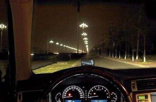 晚上开车驾驶室为什么不开灯?看过这些你就明白了
