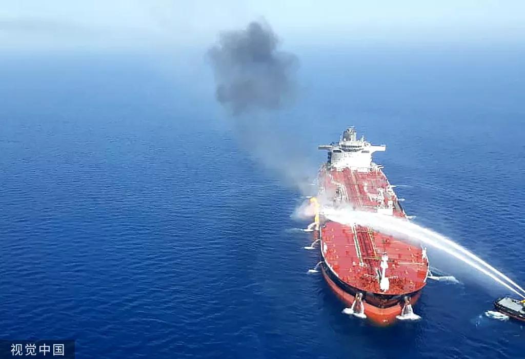 当地时间6月13日，两艘油轮在阿曼湾遇袭。图/视觉中国