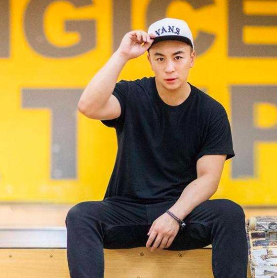 得让三分,向华强任达华也不敢惹|释小龙|陈同山|向华强_新浪新闻