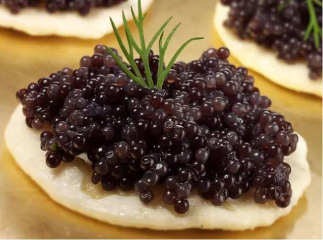 第四种,鱼子酱鱼子酱其实就是鲟鳇鱼卵,因为它的产量非常少,所以它