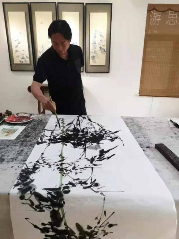 国画大师王霄峰沨竹子竟是武林高手,拟在武林疯啦挑战太极雷雷