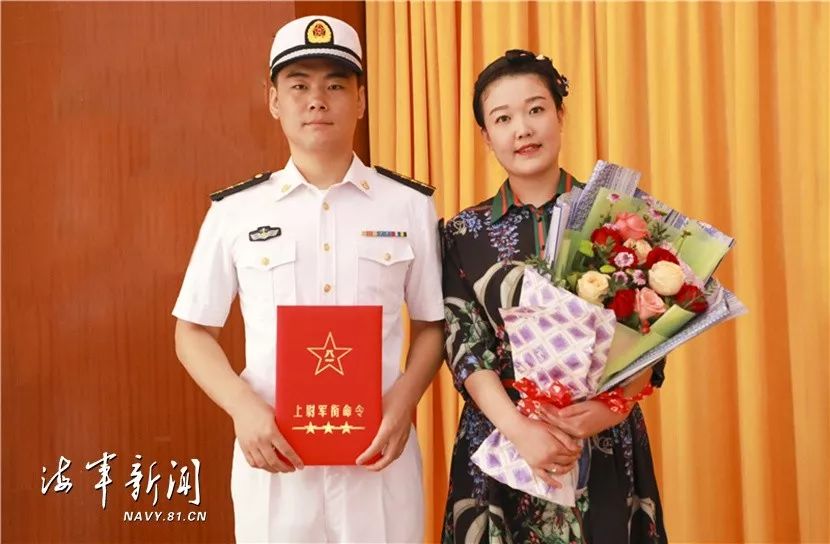 新军衔并颁发命令状该大队常委一班人举行了晋升(授予)军衔仪式近日