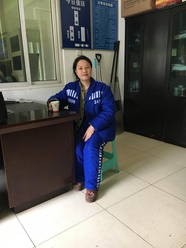 2月27日,被告人李思侠于第一次开庭间歇在石泉县人民法院办公室。受访者供图