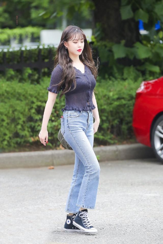 徐穗珍难怪叫身材终结王吊带搭牛仔裤比例优越身高真的164