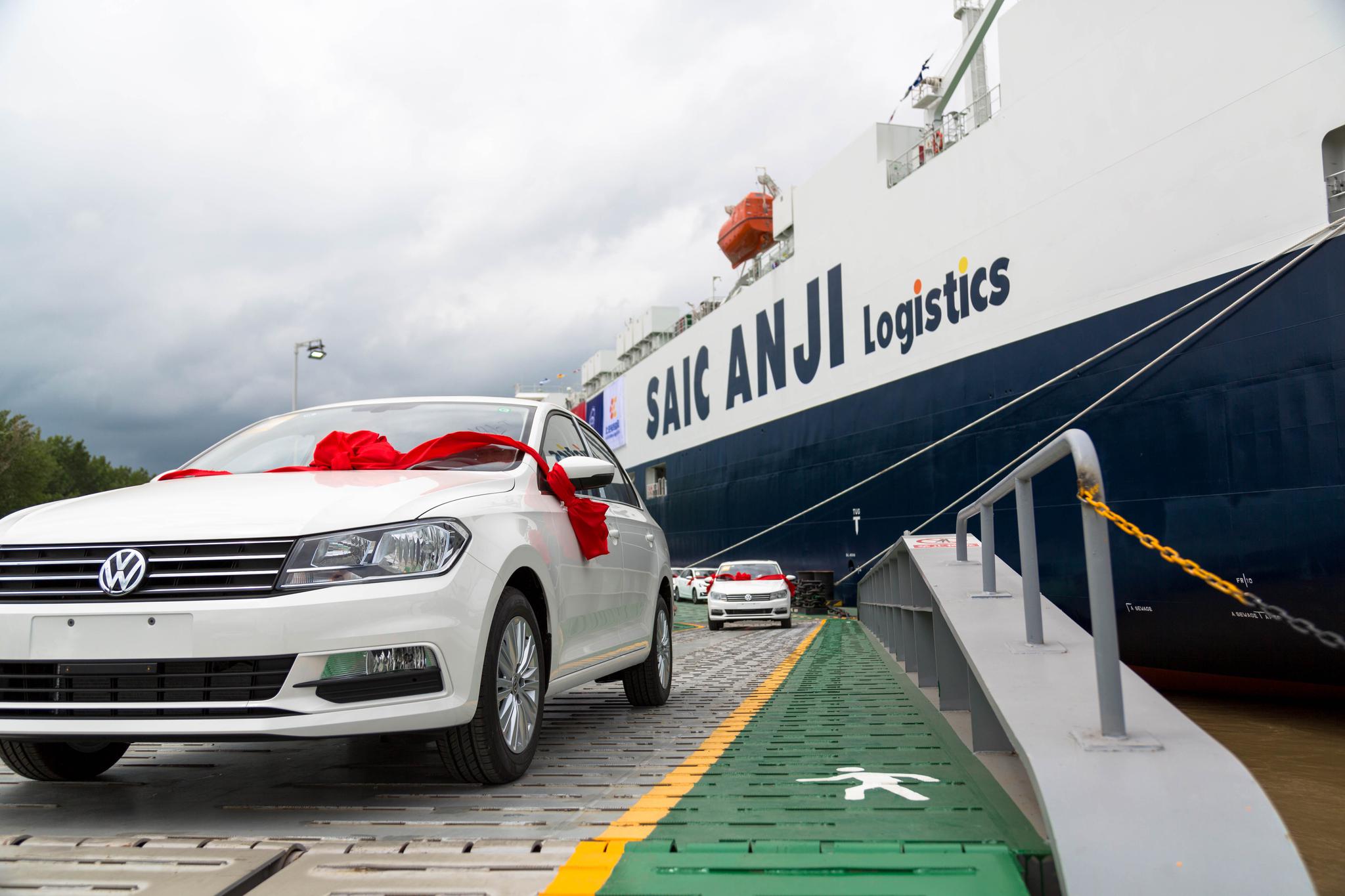 国内首艘江海直达汽车船在南京江盛码头首航