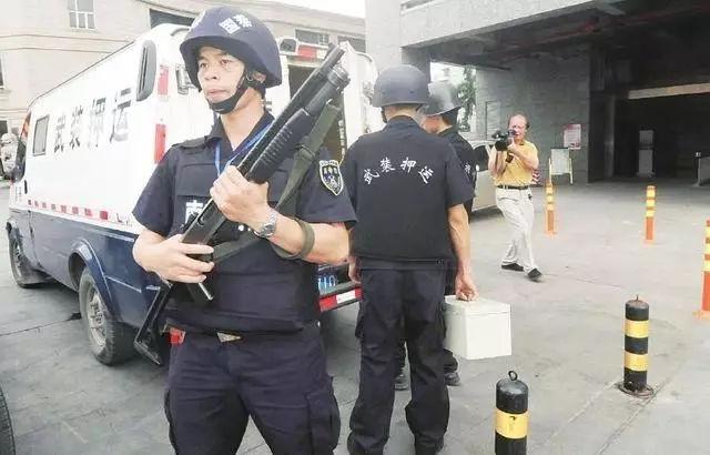 为什么运钞车押送员只配霰弹枪?|押送员|霰弹枪|运钞车_新浪新闻