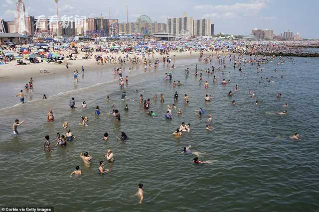 美国热浪席卷多地造成至少6人死亡 有人兴奋享受晒黑