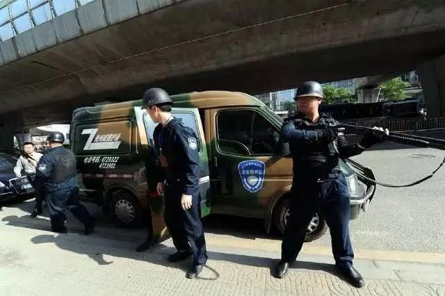 为什么运钞车押送员只配霰弹枪?|押送员|霰弹枪|运钞车_新浪新闻