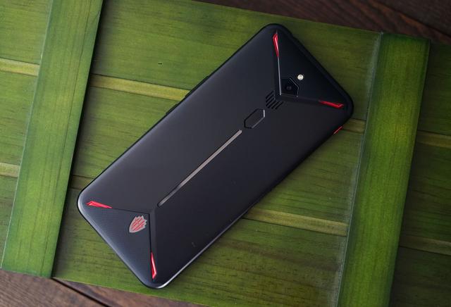 离心风扇加持高刷新率屏最冷电竞手机努比亚红魔3图赏