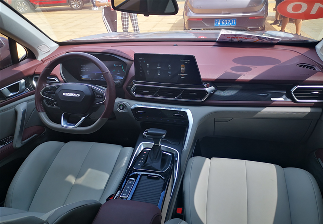 内饰方面,新宝骏rs-5几乎在人能够接触到的所有地方都做了软质包裹