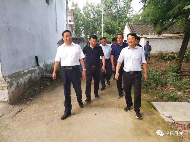 南阳市卧龙区委书记高贤信调研脱贫攻坚等工作