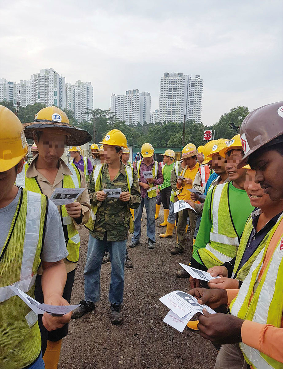 新加坡建筑工地上的中国男工.