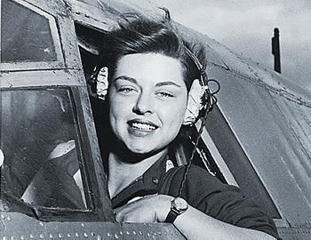 德国女飞行员汉娜,二战获得一级铁十字勋章,战后美国总统接见