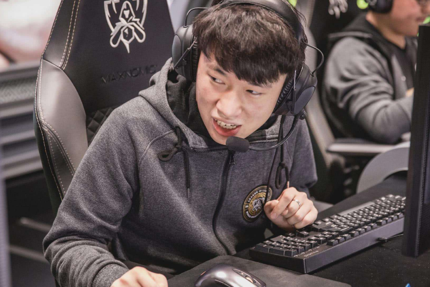 那就是rng小虎在上路被剑仙的鳄鱼闪现单杀,这让许多人都比较懵逼