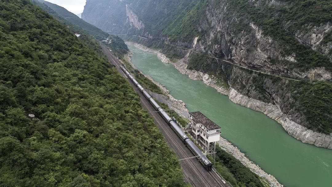 渝怀铁路有座"吊脚楼"火车站:位于乌江边,买菜要到十里外