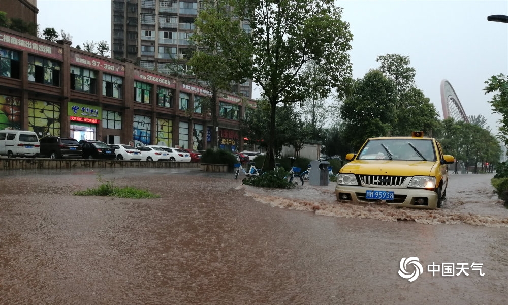 四川资阳遭遇强降雨道路变"汪洋"行车如行船