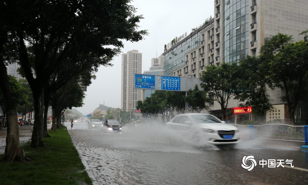 四川资阳遭遇强降雨道路变"汪洋"行车如行船
