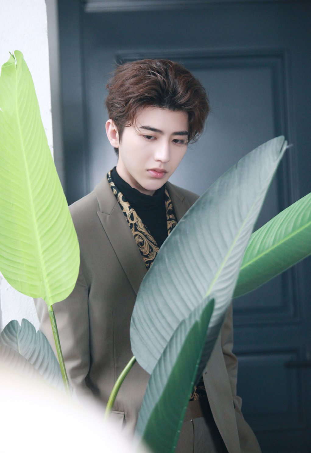 清朗少年蔡徐坤,黑蓝色花衬衫搭配黑色休闲裤,20岁男孩的时尚