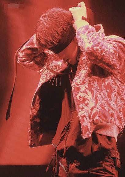 当爱豆在舞台上蒙住眼睛,王一博唯美动人,张艺兴极致诱惑