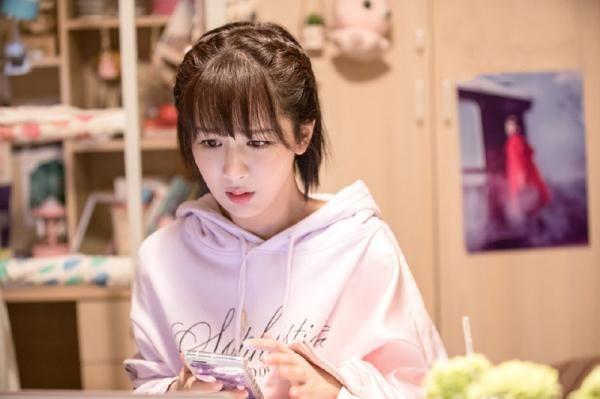 杨紫中餐厅造型太美蓝条纹裙青春靓丽双马尾编发甜美减龄