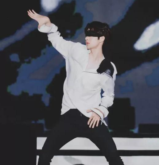 当爱豆在舞台上蒙住眼睛,王一博唯美动人,张艺兴极致诱惑