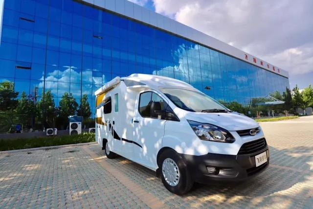 飞翔福特自动挡房车又出新布局,双人固定床加升降床