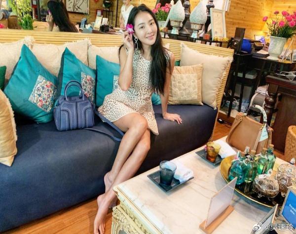 曹格娇妻吴速玲近照曝光长腿纤细坐街边拍美照气场冷艳