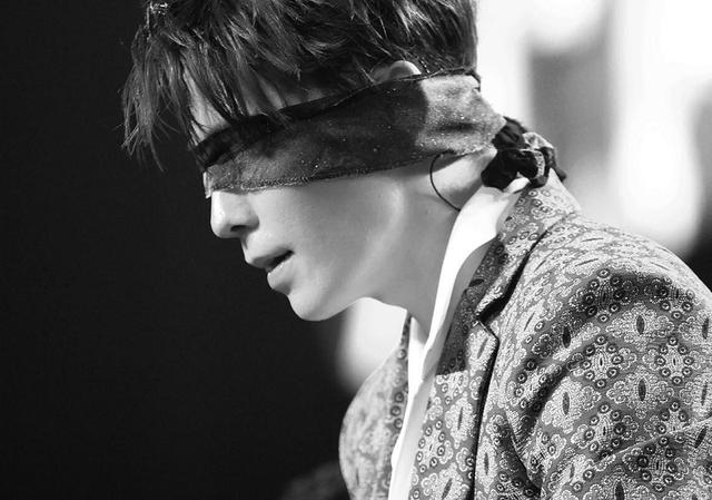 当爱豆在舞台上蒙住眼睛,王一博唯美动人,张艺兴极致诱惑