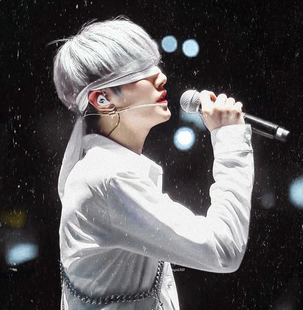 当爱豆在舞台上蒙住眼睛,王一博唯美动人,张艺兴极致诱惑