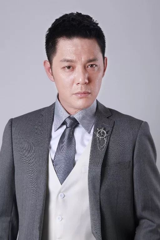 聪明敏锐,足智多谋的中共情报人员,暗中辅助毫无经验的邓远达完成一项