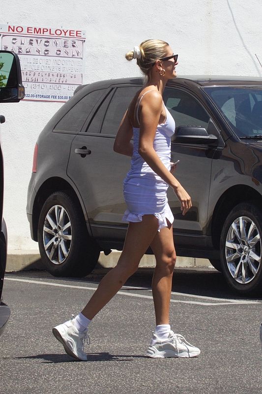 超模海莉·鲍德温清凉装扮亮相街头 对镜灿笑迷人 好身材吸睛