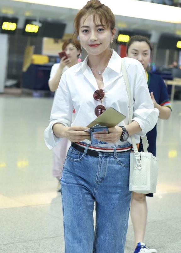 包文婧越来越漂亮,穿白衬衫配牛仔裤清爽干练,气质不比秦岚差