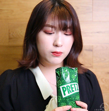 《黑暗零食榜单》出炉!昆虫棒棒糖,爆缸薯片,变态黑蒜头…我们都吃了!