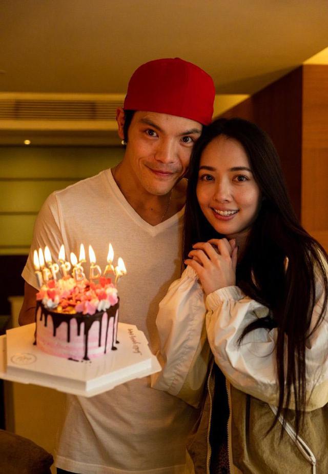 向佐晒照郭碧婷给他过生日合照秀恩爱,不会煮