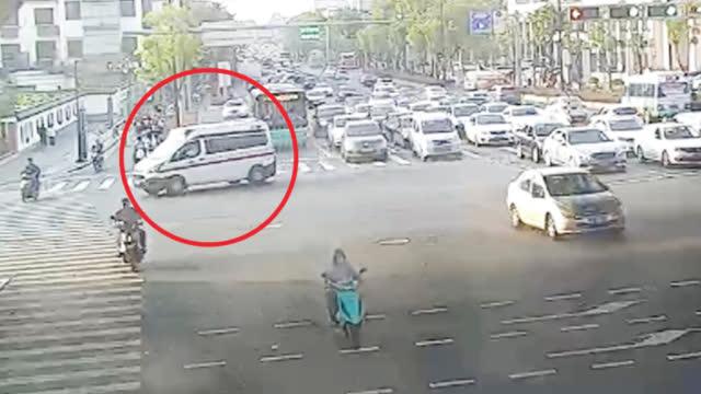 救护车闯红灯撞死六旬老人 司机：执行紧急任务可免责