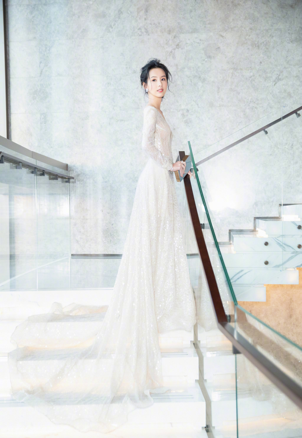 陈都灵七月限定女友一袭白色长裙仙气飘飘感受夏季的微风