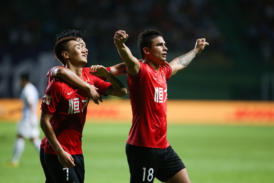 7月20日，埃尔克森（右）庆祝进球。视觉中国供图