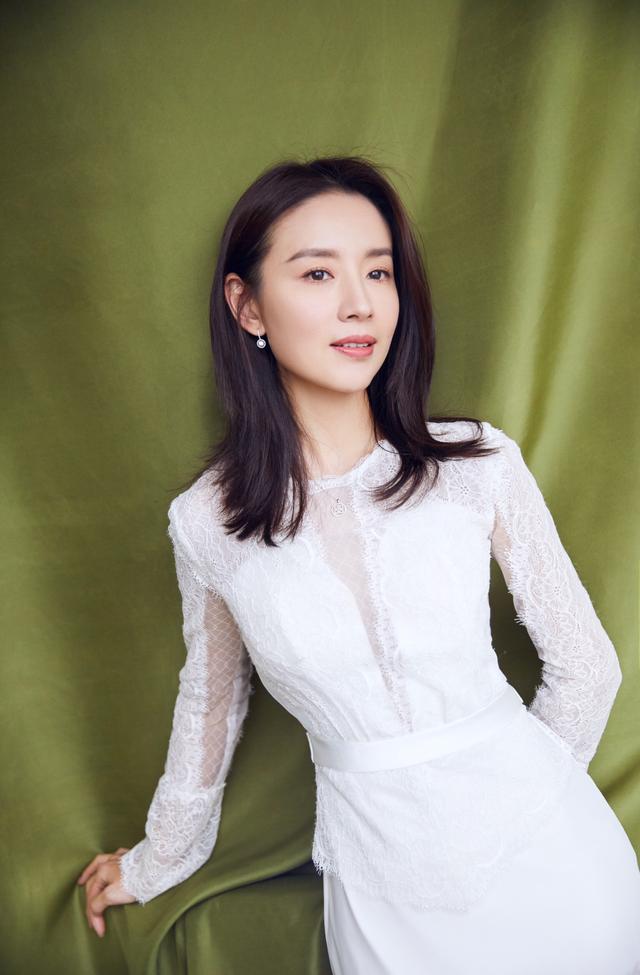 可以露出很好看的下颌,另一边头发放在脸旁边,可以很好的修饰脸型