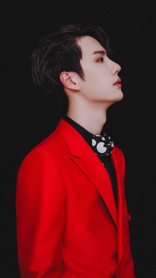 王一博好绝一男的穿大红西装都如此高冷霸气现实版蓝二哥哥