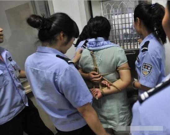 犯人枪决之前,为何不直接带着手铐脚链进刑场,而是要换成麻绳?