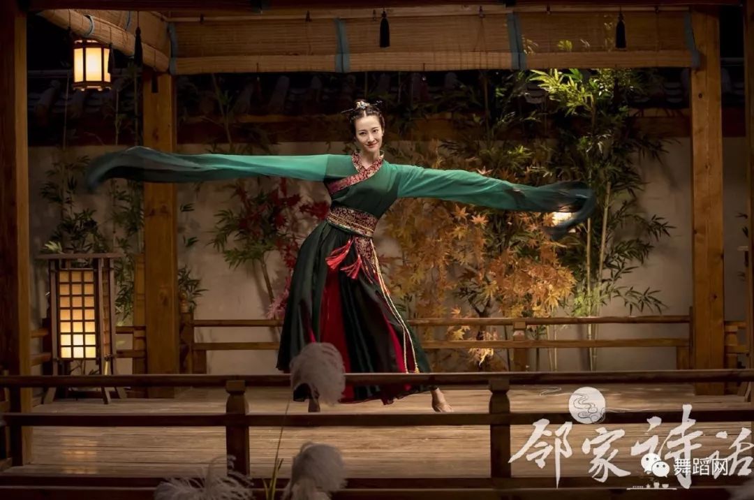 中国人民解放军总政歌舞团演员王金玉跳古典舞《蒹葭》美得不可方物啊