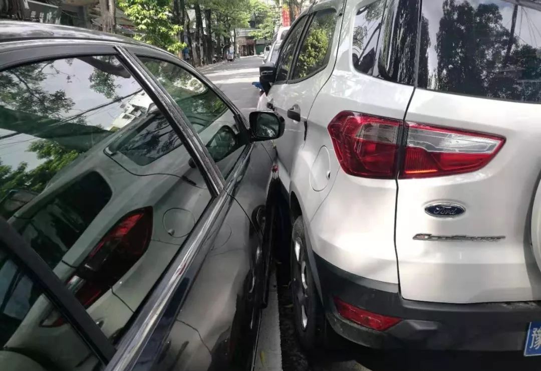 汕头有两小车碰擦赔偿问题谈不拢车辆却被锁交通受阻