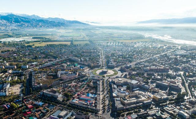 神秘的新疆八卦城,没有红绿灯却不塞车,游客宛若进入迷宫