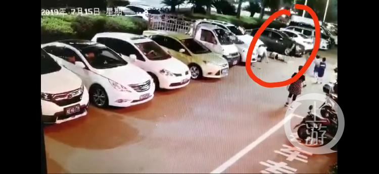 打人事件:湖南衡阳警察夫妇打人事件:被打者事前曾亲女童脸 贺某先动手打人。视频截图