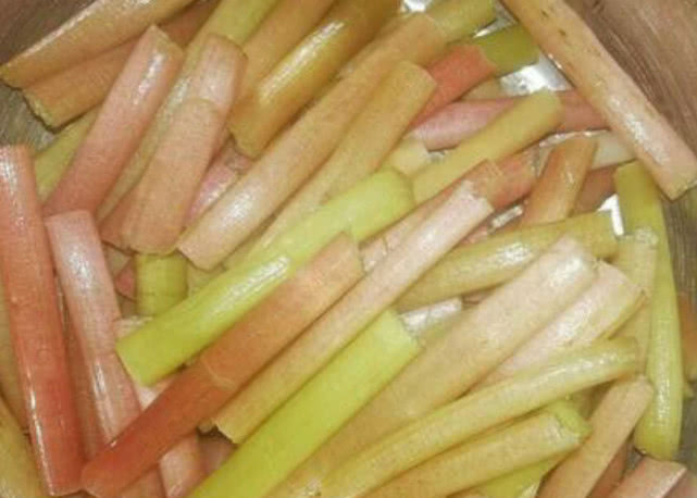 这个芡实茎也被人们叫作鸡头菜,鸡头梗,我们都知道芡实这个植物外形和