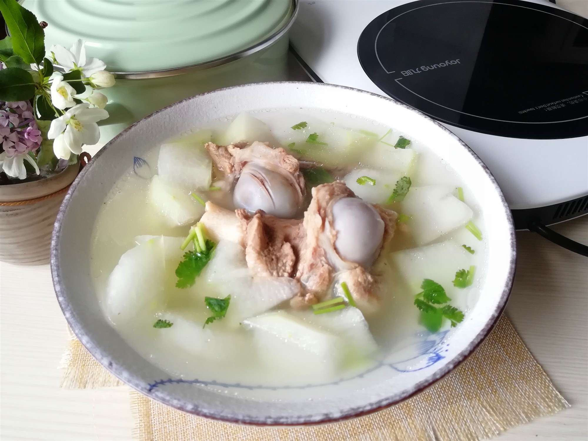 【冬瓜大骨汤】材料:冬瓜500克,筒骨2根,香菜1棵,姜1块,料酒1汤匙,盐