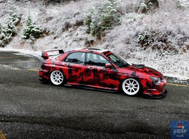 一辆"红黑涂装"的个性化拼色斯巴鲁subaru wrx