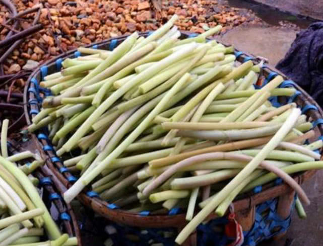 这种淡粉色的带刺茎杆味道很棒但采摘极麻烦如今卖的比藕带贵