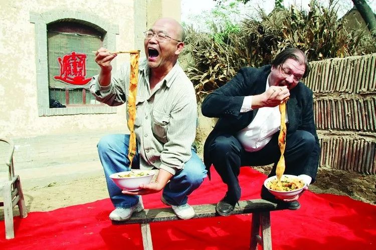 陕西人,你蹲着吃会更香吗?