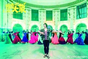 《跳舞吧！大象》中饰演毒舌导师 艾伦提前练舞